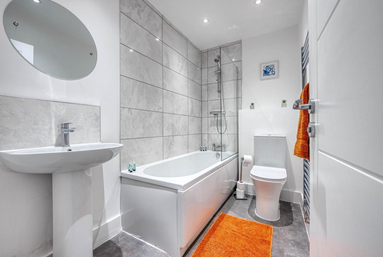 Luxurious Private Parking Wifi - Near To Nec And Qeh Holiday home Birmingham